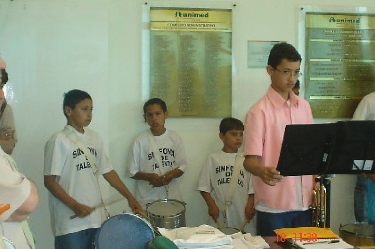 M&eacute;dicos s&atilde;o homenageados com m&uacute;sica