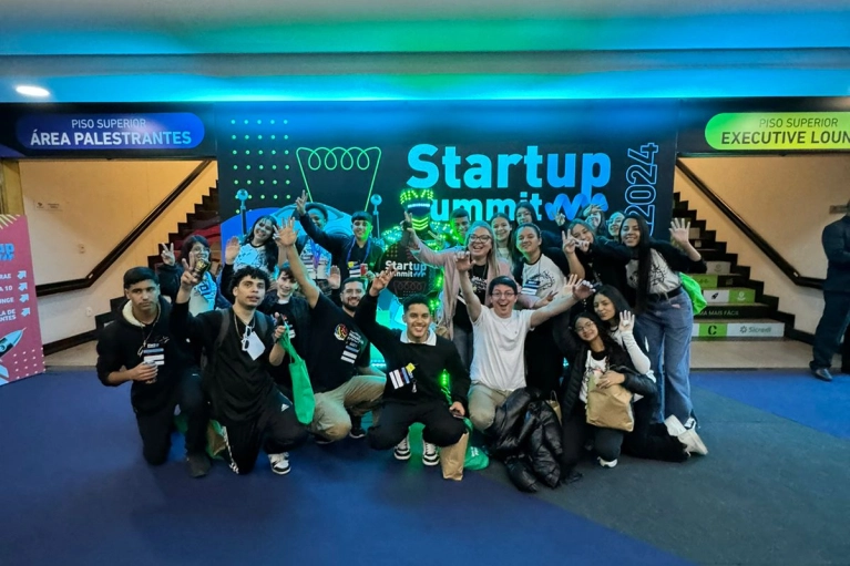 Jovens talentos da Abadeus visitam maior evento de startups do Brasil