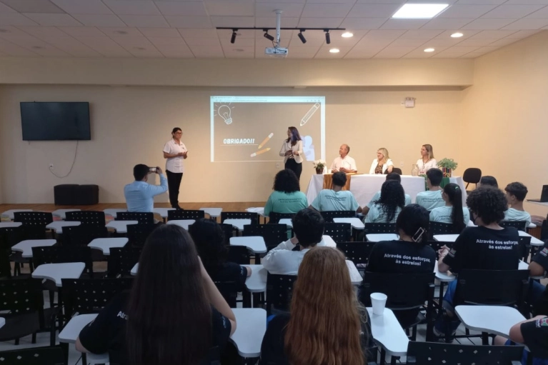 Primeira edi&ccedil;&atilde;o do curso de Comunica&ccedil;&atilde;o e Orat&oacute;ria da Abadeus &eacute; conclu&iacute;do nas escolas municipais de Crici&uacute;ma