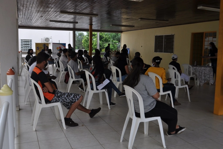 Mais de 40 pessoas s&atilde;o contratadas atrav&eacute;s do Feir&atilde;o de Empregos da Abadeus e Ibrap