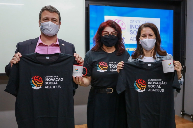 Centro de Inova&ccedil;&atilde;o Social Abadeus recebe gestores da Rede La&ccedil;o e Fapesc