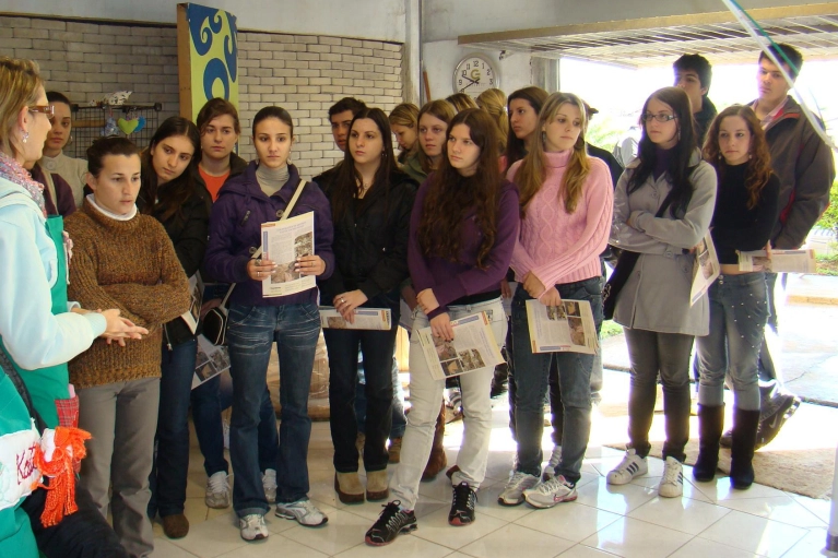 Estudantes de Farm&aacute;cia visitaram Abadeus e fizeram doa&ccedil;&otilde;es 