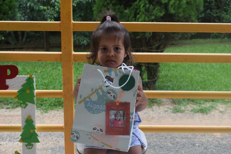 Empresas entregam presentes de Natal para crian&ccedil;as e fam&iacute;lias atendidas pela Abadeus