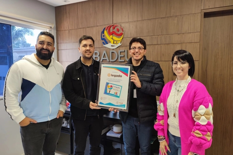 Entrega do Selo Cora&ccedil;&atilde;o Solid&aacute;rio para a empresa Legado Comunica&ccedil;&atilde;o 