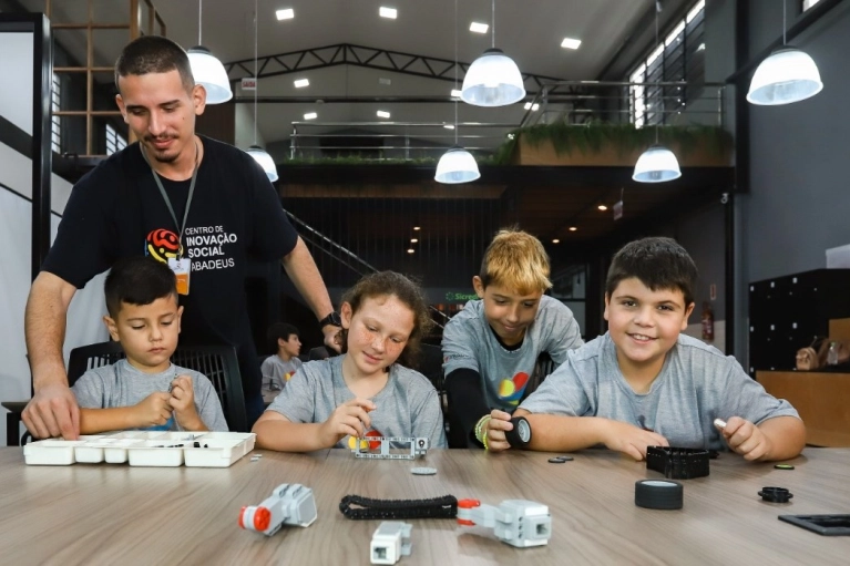 Abadeus abre 240 vagas gratuitas para Escola de Artes 