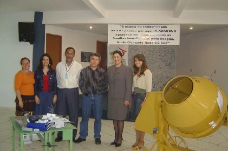 Rede SC SBT faz doa&ccedil;&atilde;o para ABADEUS