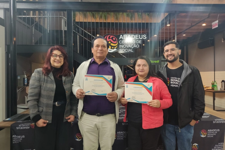 Oportunidade e esperan&ccedil;a: ABADEUS marca tr&ecirc;s gera&ccedil;&otilde;es da fam&iacute;lia Schenaider