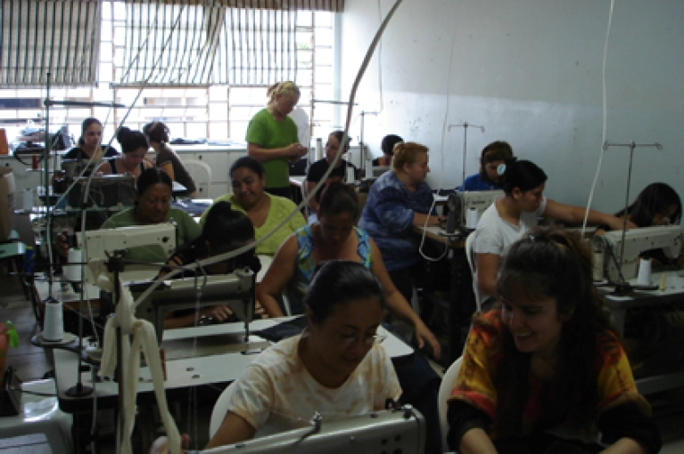 Abadeus oferece curso de Costura Industrial