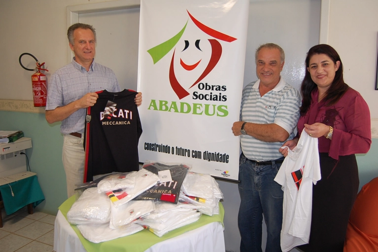 Abadeus recebe doa&ccedil;&atilde;o de camisetas da It&aacute;lia 
