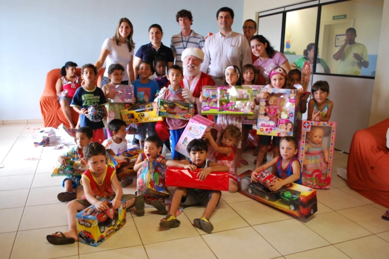 Papai Noel da Dom&iacute;nio Sistemas distribui brinquedos para Crian&ccedil;as da Abadeus