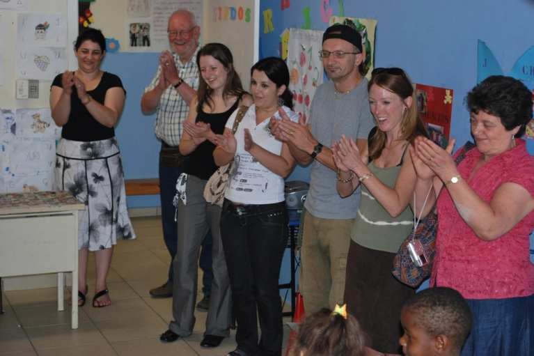 Ingleses visitam Abadeus e conhecem projetos sociais