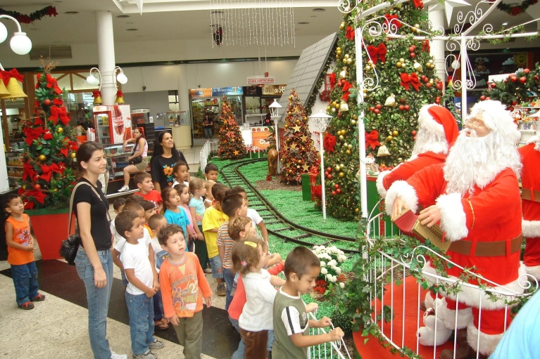 Crian&ccedil;as da Abadeus brincam no Crici&uacute;ma Shopping