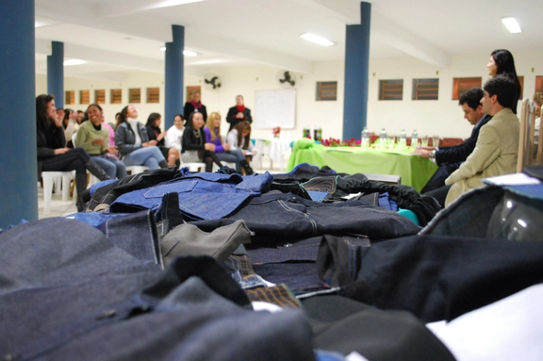 Abadeus forma mais 26 alunas em Costura Industrial