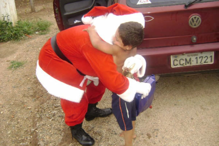 Papai Noel distribui presentes