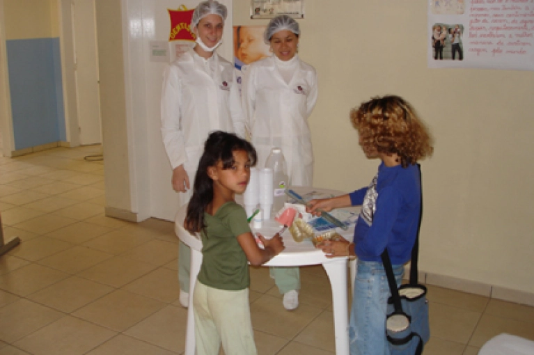 Cl&iacute;nica Sheila P&iacute;colo faz aplica&ccedil;&atilde;o de fl&uacute;or na comunidade