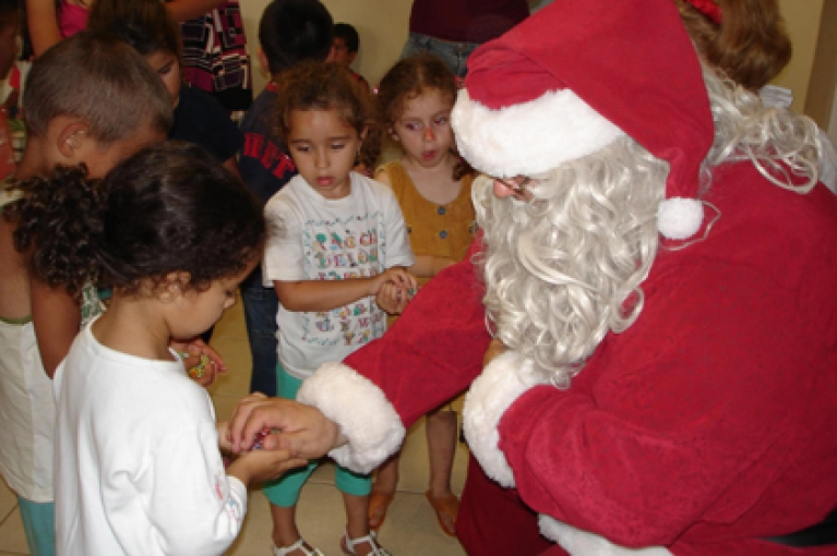 Papai Noel faz a festa das crian&ccedil;as da Abadeus