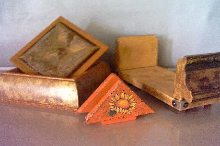 Mulheres produzem brindes para o Natal