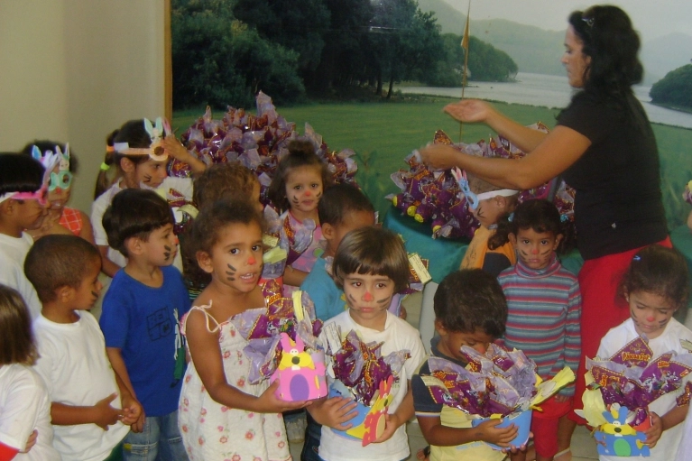 Abadeus distribui ovos de p&aacute;scoa para a comunidade