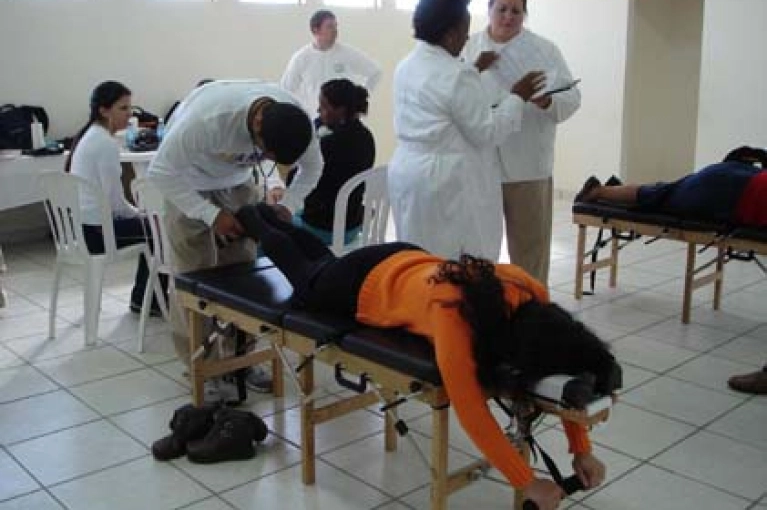 Estudantes de medicana fazem atendimento gratuito a comunidade