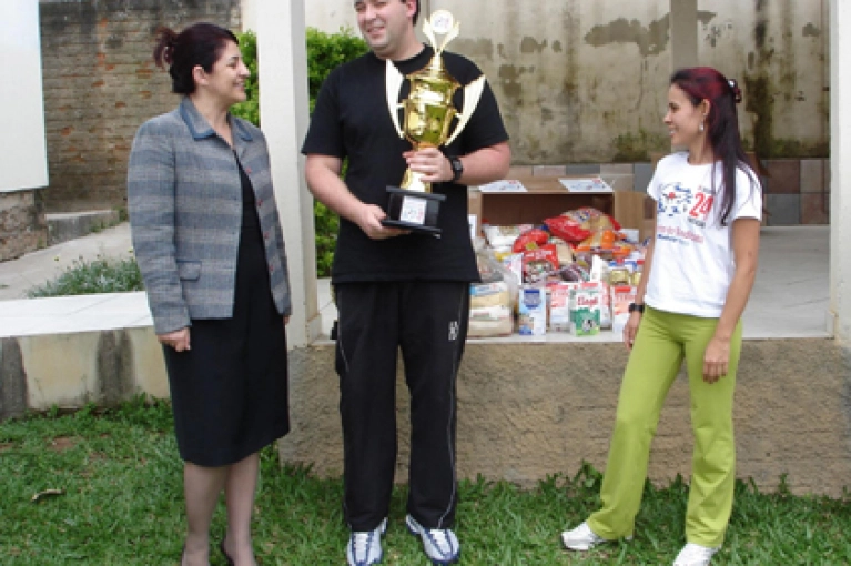 Desafio 24 horas doa 100 quilos de alimentos a Abadeus