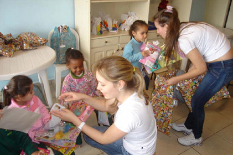 Acad&ecirc;micas levam alegria &agrave; ABADEUS