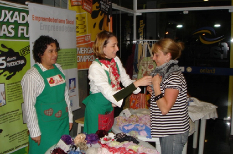 Cooperativa exp&otilde;e produtos na faculdade energia