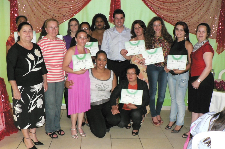 Abadeus forma mais 21 alunas em Costura Industrial 