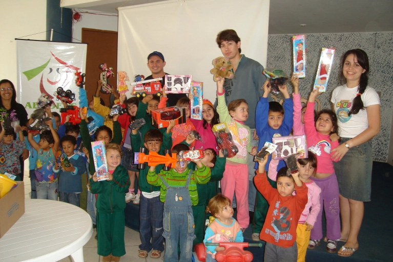 CCL Label doa brinquedos para crian&ccedil;as da Abadeus 