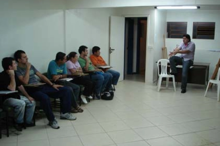 Jornalista profere palesta para o curso de pedreiro