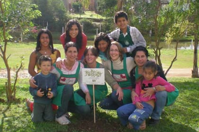 Recria e Cooperativa plantam arvore no dia do Meio Ambiente