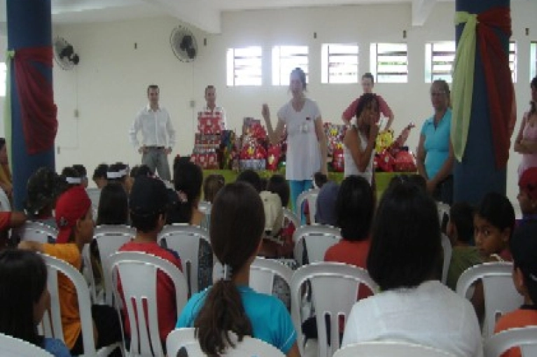 Funcion&aacute;rios da Eliane entregam presentes