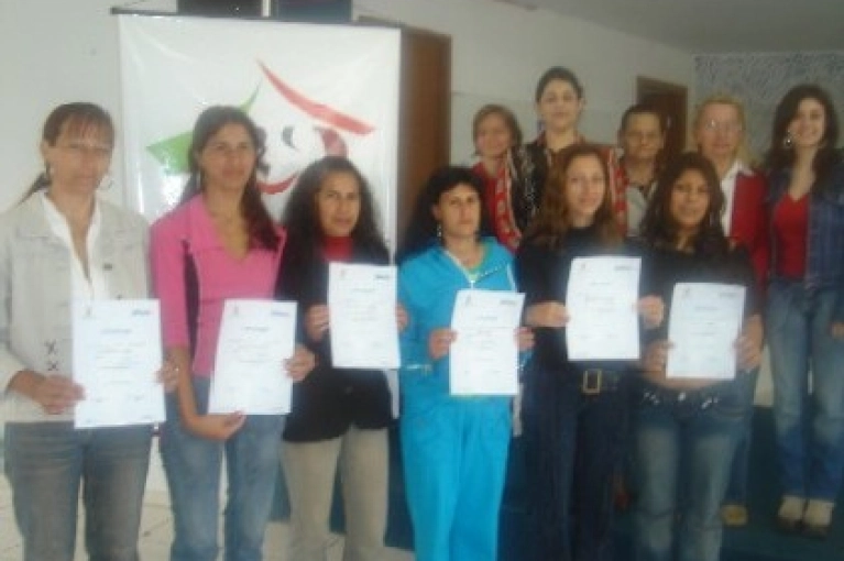 Mulheres recebem certificado do projeto Costurando um Sonho