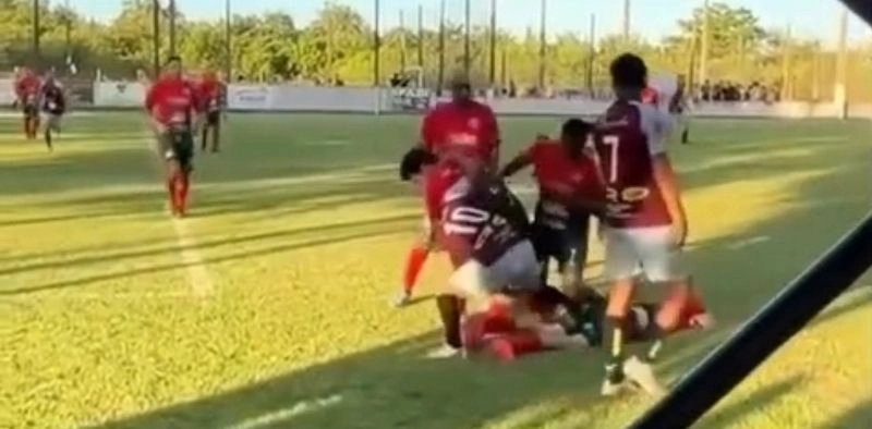 V&Iacute;DEO - Briga entre jogadores e torcedores interrompe jogo de futebol em Joinville