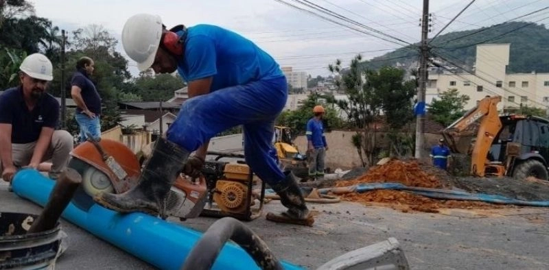 Obras de &aacute;gua e esgoto mudam tr&acirc;nsito e podem afetar abastecimento de bairros importantes em Joinville