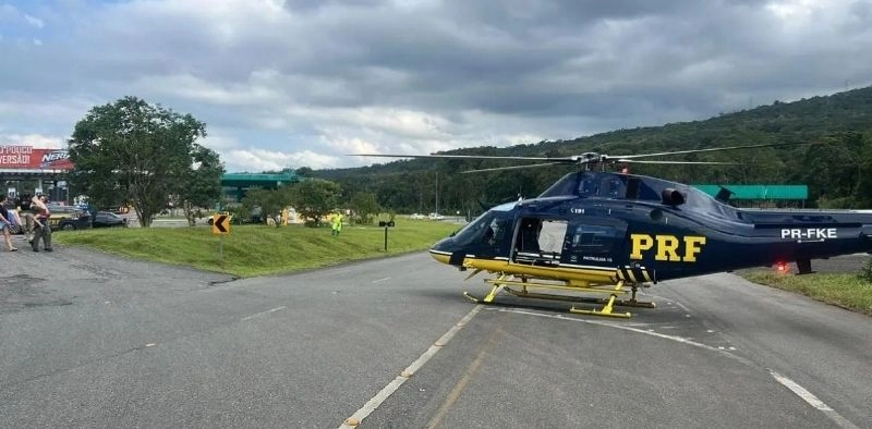 V&Iacute;DEO - Crian&ccedil;a com c&acirc;ncer passa mal na BR-101, em Joinville, e &eacute; levada de helic&oacute;ptero para hospital em Curitiba