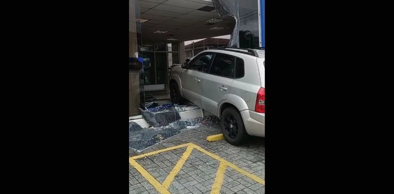 V&Iacute;DEO - Carro invade ag&ecirc;ncia da Caixa Econ&ocirc;mica Federal, em Joinville