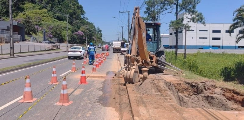 Reparo emergencial em avenida importante &eacute; conclu&iacute;do e &aacute;gua come&ccedil;a a voltar na Zona Norte de Joinville