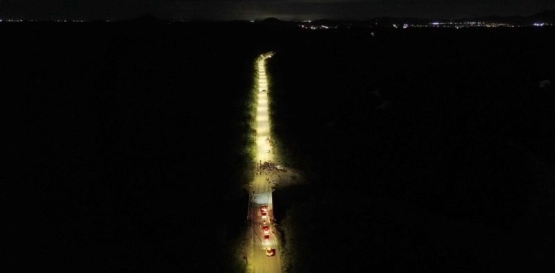 Ap&oacute;s d&eacute;cadas no escuro, acesso ao Morro do Amaral ganha ilumina&ccedil;&atilde;o p&uacute;blica