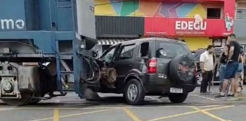 V&Iacute;DEO - Acidente entre carro e trem assusta moradores no bairro Itaum, em Joinville