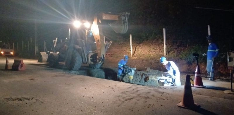 &Aacute;guas de Joinville conclui reparo em adutora e libera tr&acirc;nsito na rua Dona Francisca