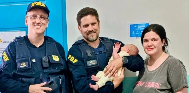 Beb&ecirc; de apenas 50 dias &eacute; salva de engasgo pela PRF em Barra Velha&nbsp;