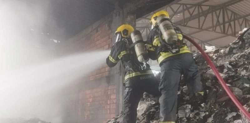 Inc&ecirc;ndio atinge galp&atilde;o com cerca 30 mil litros de produtos inflam&aacute;veis em S&atilde;o Bento do Sul