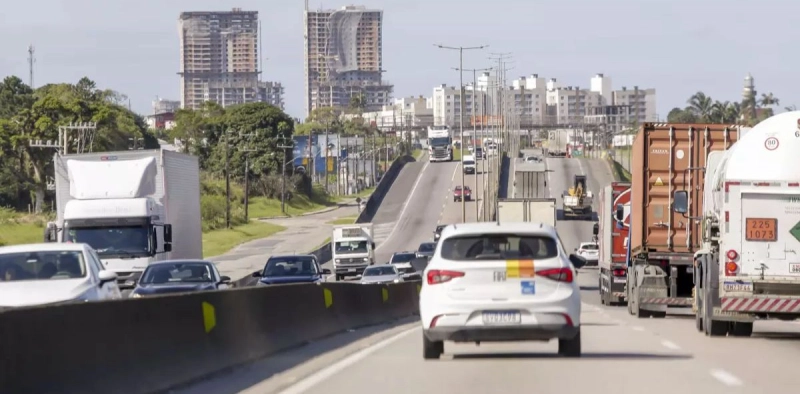 Fila na BR-101: confira os pontos com lentid&atilde;o rumo &agrave;s praias nesta sexta-feira