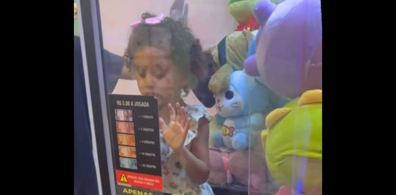 V&Iacute;DEO &ndash; Menina de 3 anos fica presa em m&aacute;quina de ursinhos em Brusque e v&iacute;deo viraliza