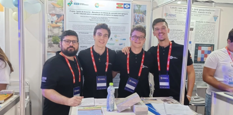 Estudantes de Joinville criam tijolos com garrafas pets e s&atilde;o destaques em feira nacional na Bahia