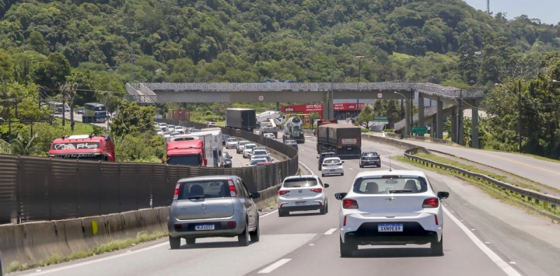 Movimento na BR-101: saiba onde est&atilde;o as filas para as praias neste s&aacute;bado