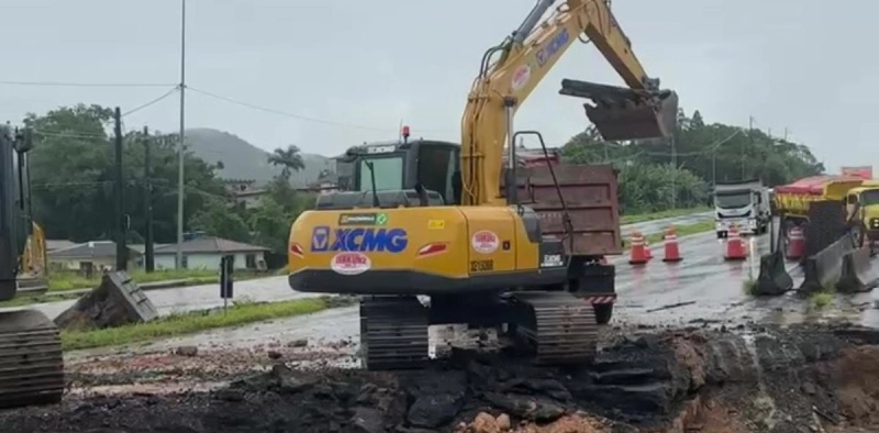 Tr&acirc;nsito &eacute; parcialmente liberado onde asfalto cedeu na BR-101, em Bigua&ccedil;u
