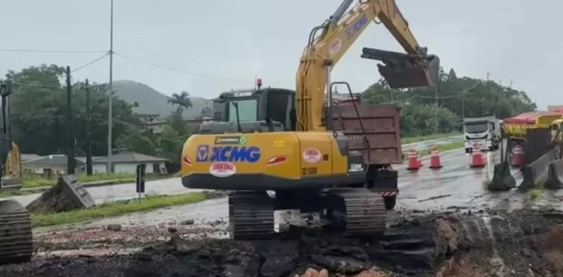 Tr&aacute;fego na BR-101 &eacute; liberado ap&oacute;s 80 horas de reparos em Bigua&ccedil;u