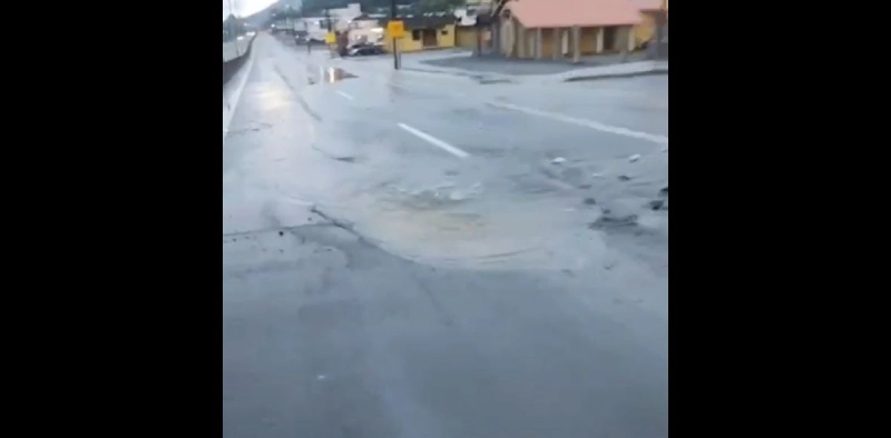 V&Iacute;DEO - Asfalto cede e pista da BR-280 &eacute; interditada em Guaramirim