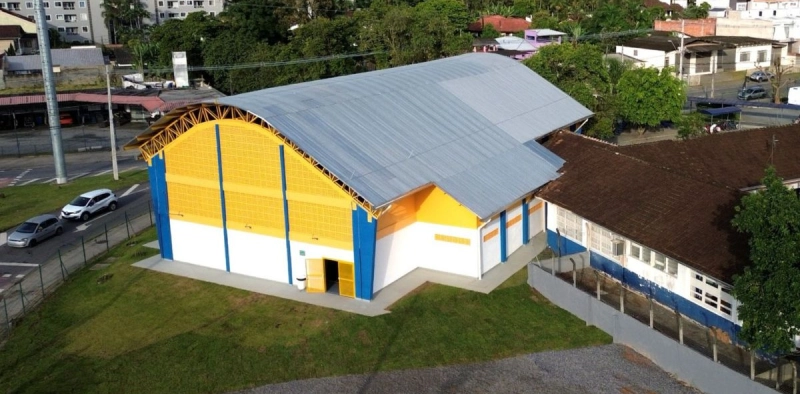 Quadra poliesportiva coberta da E.M Governador Heriberto [...]